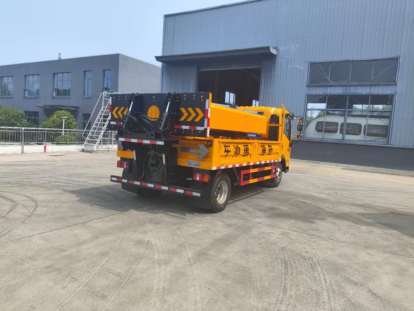 HOWO light duty Road accident Anti-Collision Buffer Truck