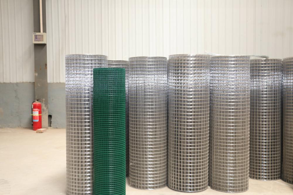 Galvanized welded wire mesh coil