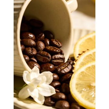 Granos de café de jazmín en flor