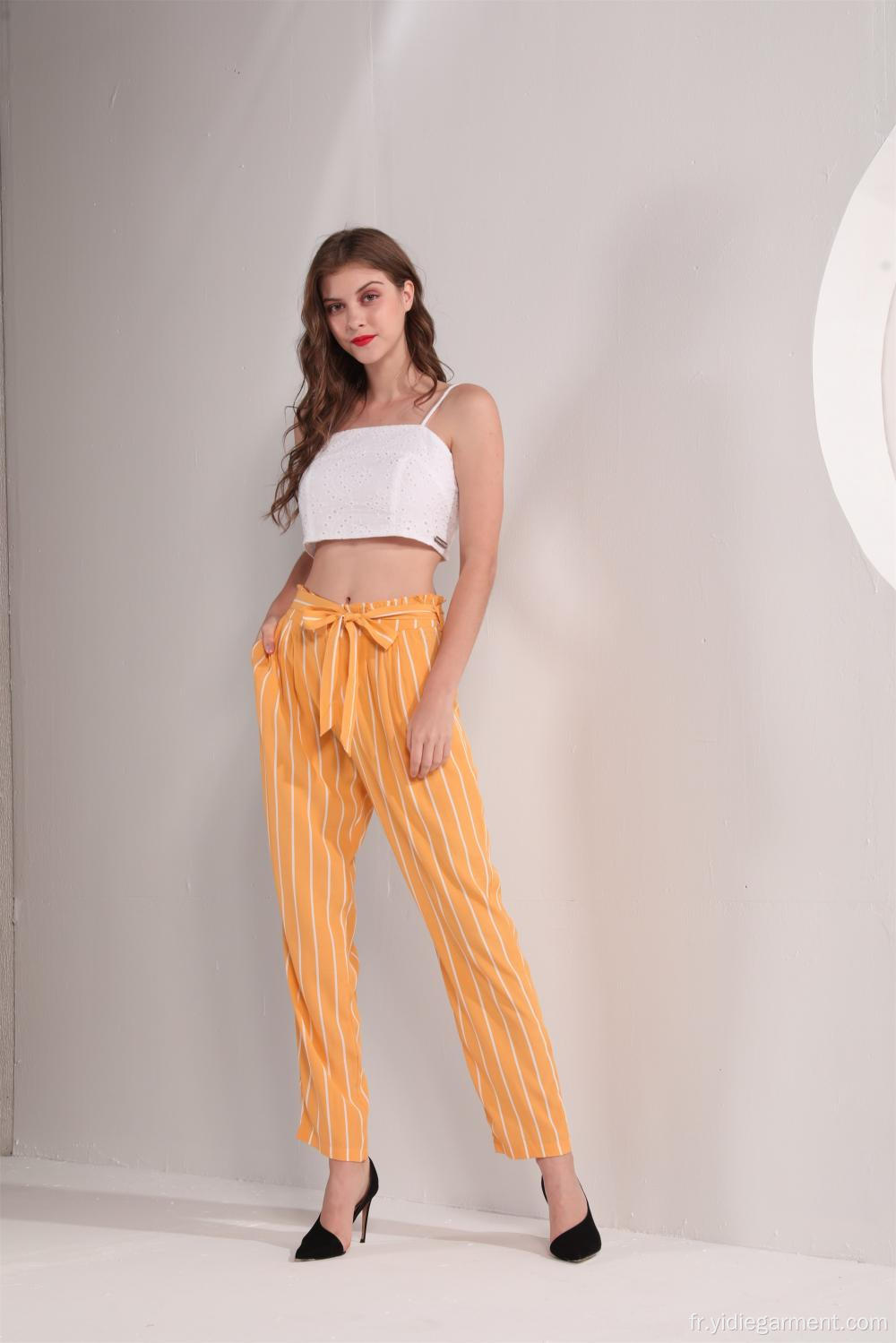 Pantalon à la cheville rayé jaune pour femme