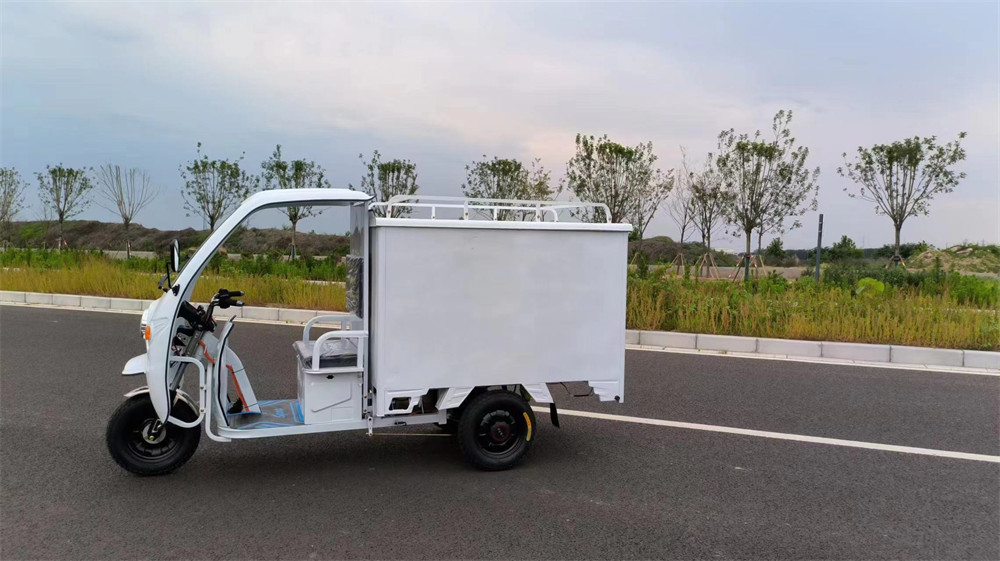 Semi-enclosed 1.6 metre cargo tricycle