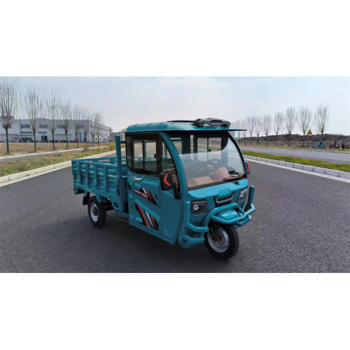 Fully enclosed passenger-pulling tricycle