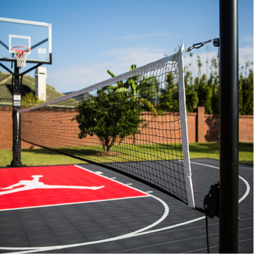 Modulair basketbalveld in elkaar grijpende buitensportvloeren in elkaar grijpende vloermat klaar om te verzenden