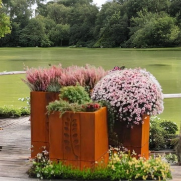 Großer herzförmiger Corten -Stahl -Pflanzer im Freien im Freien