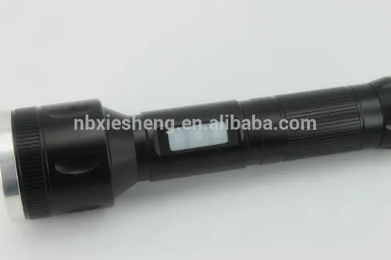Auto focusing LED flashlight
