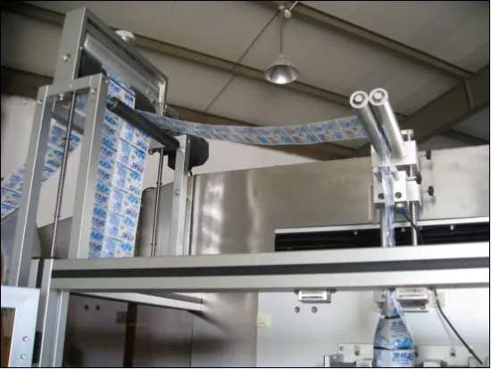 Automatic sleeve labeling machine