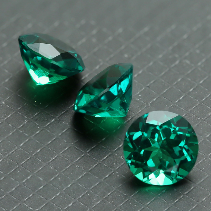 Émeraude hydrothermale ronde de couleur verte de Colombie, taille brillant