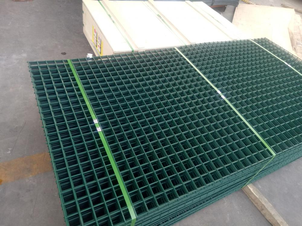 Recubierto de PVC verde cercando los paneles