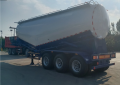 Semi -trailer med bulkcementtank