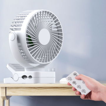 Ventilateur suspendu en plein air avec de la lumière