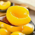 Консервированный желтый персик в сиропе