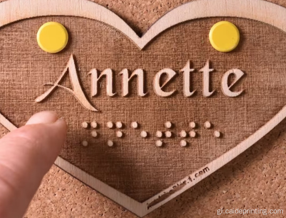 Braille personalizado levantado logotipo en forma de corazón de madeira