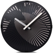 Reloj moderno de pared negra