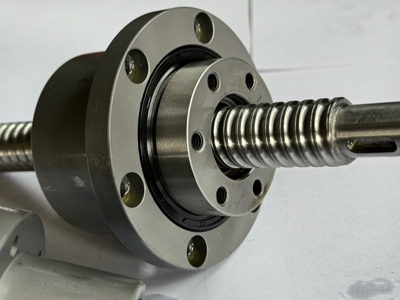 Left and right rotary integrated ball screw