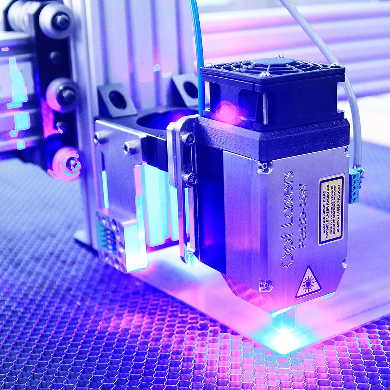 blue-laser-6122980_1280