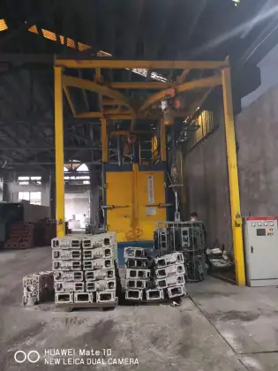 Double hooks shot blasting machine shot blasting chamber