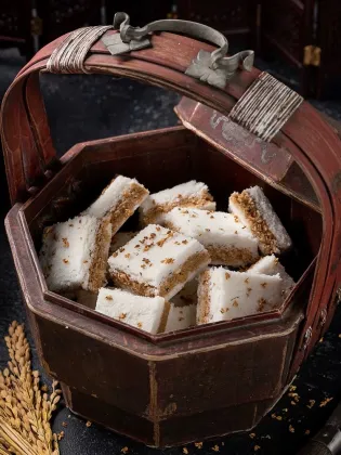 Plate cake, glutinous rice, sesame and osmanthus cake