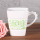 caneca de café quadrada rosa com colher rosa