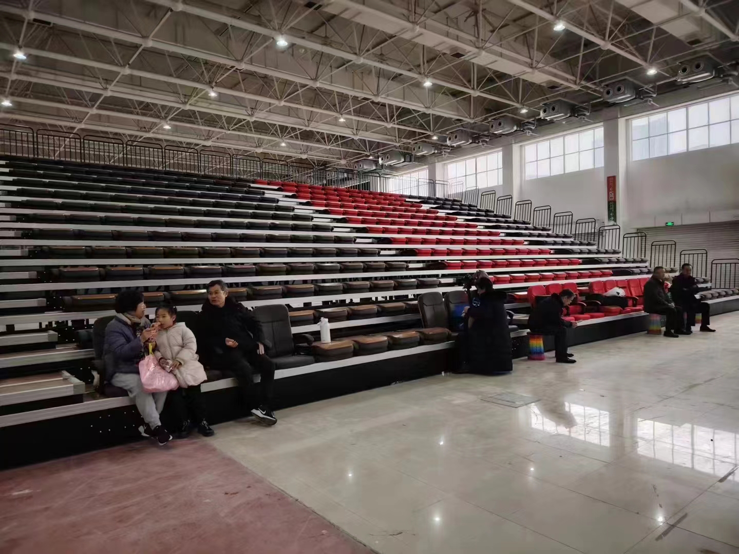 Manual soft seat telescopic bleacher