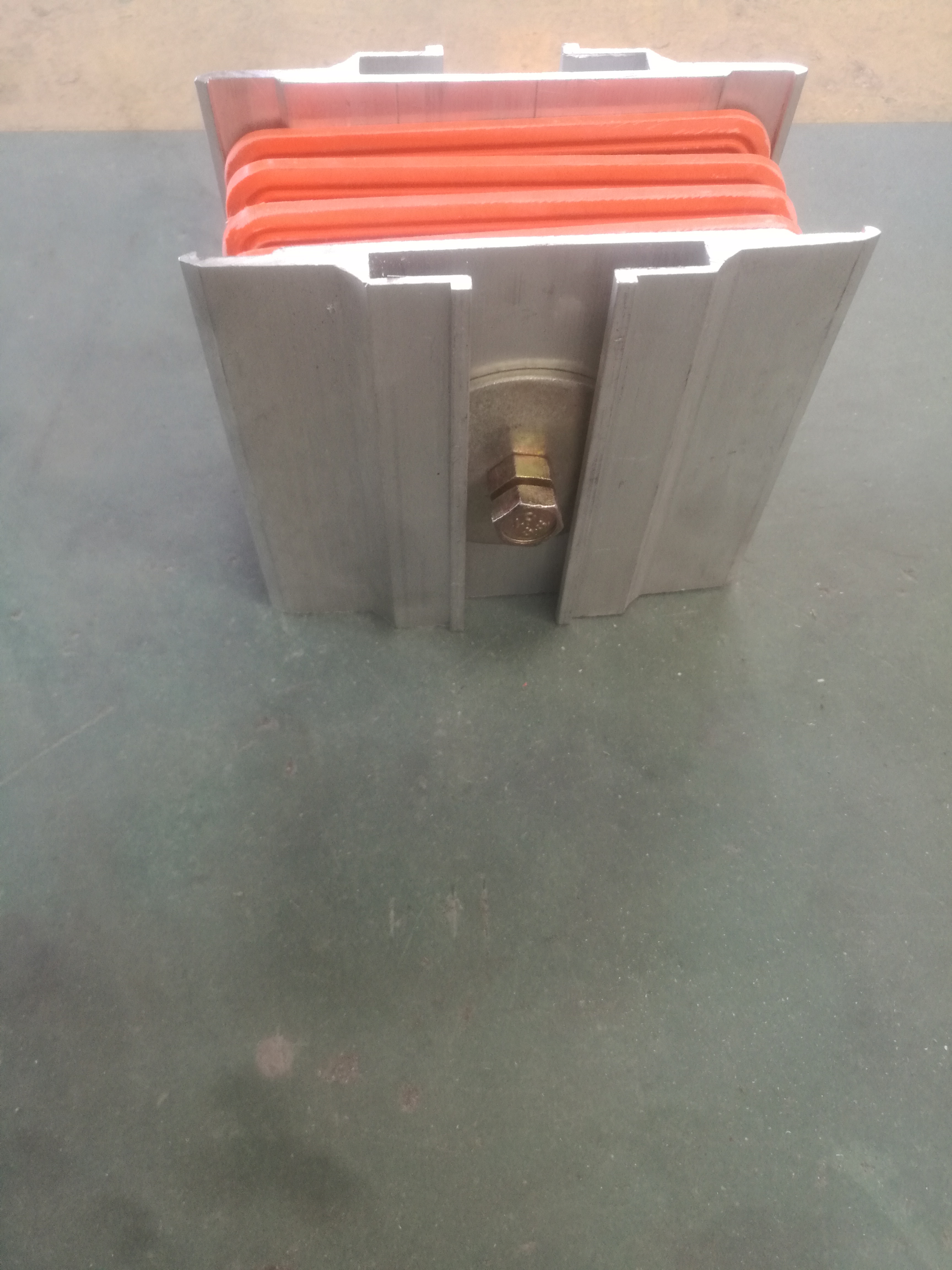 Compact busbar connector