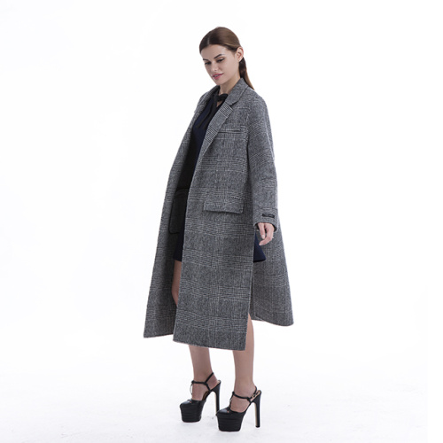 Cappotto di cashmere a quadri dritto alla moda