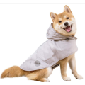 Grijze hond regenponcho met capuchon