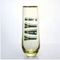 gekleurd champagne -glas met gouden rand