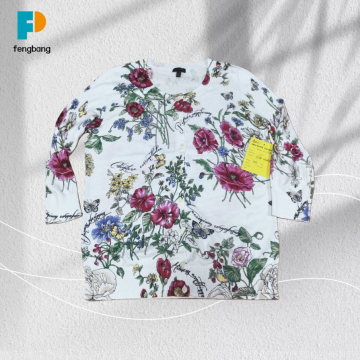 Gündelik Giyim için Zarif Bahar Çiçeği Baskısı