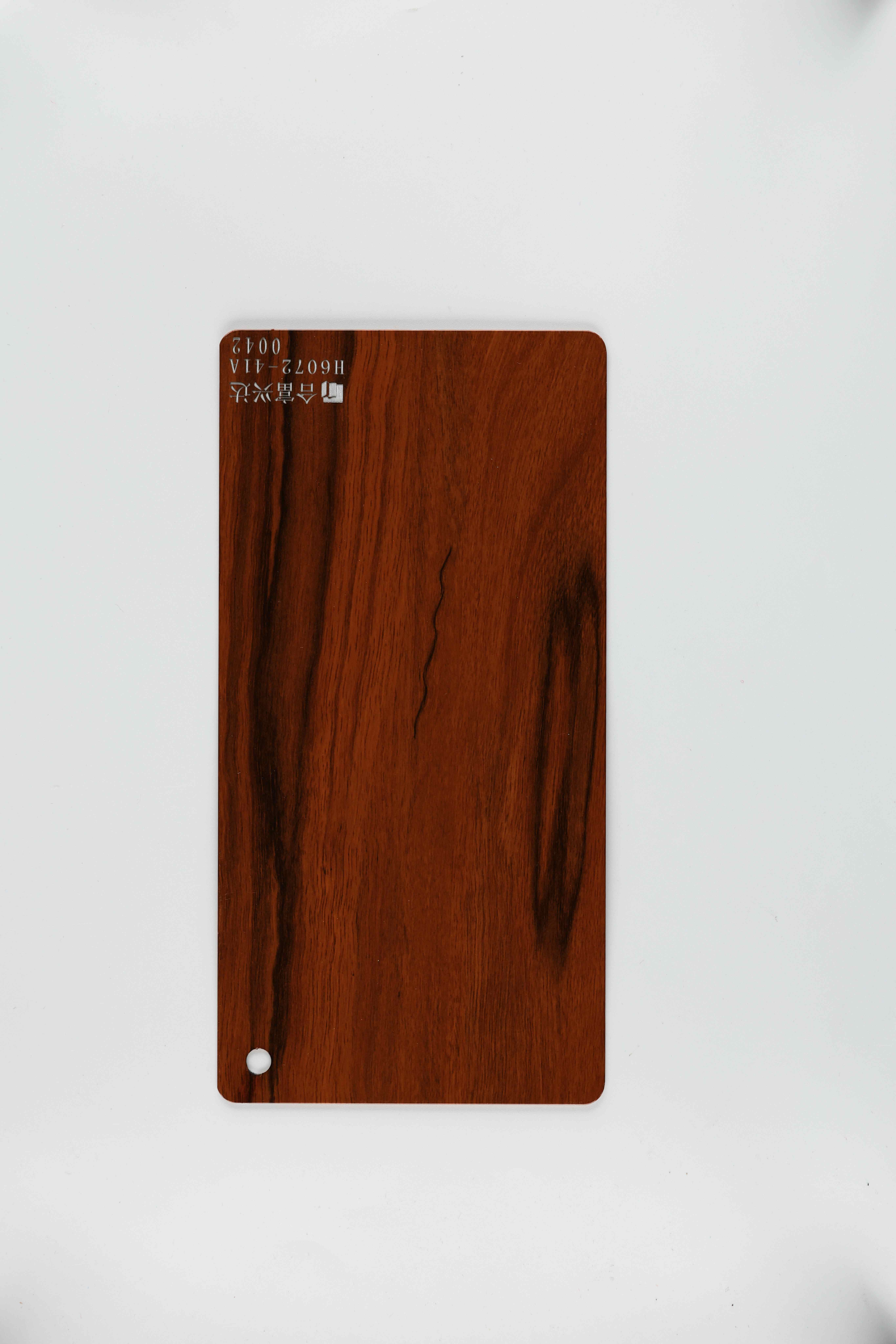 मानक मध्य-भूरी रैखिक लकड़ी की बनावट का पास से चित्र