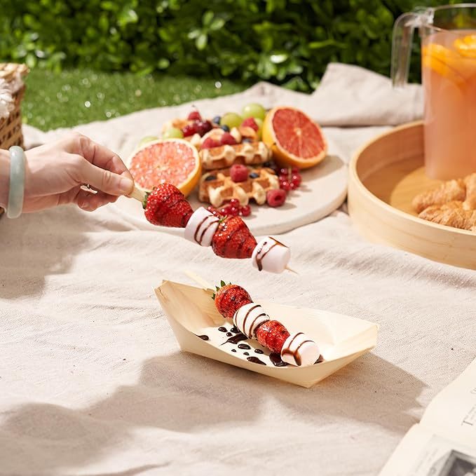 Ship-shaped disposable dinner plates