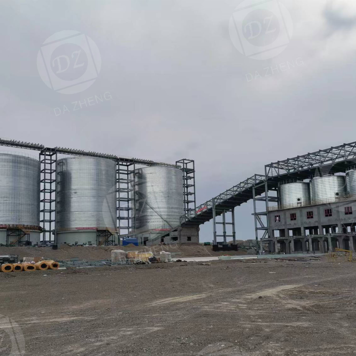 Aggregate storage silo for road construction