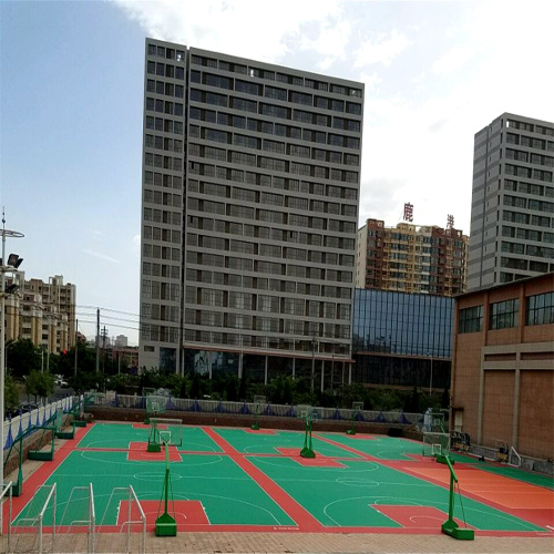 Lantai ubin lapangan basket luar ruangan