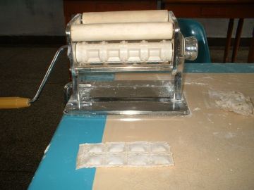 Square Ravioli Machines For Kitchen Use Composed Of A Roller And A Ravioli Cutter