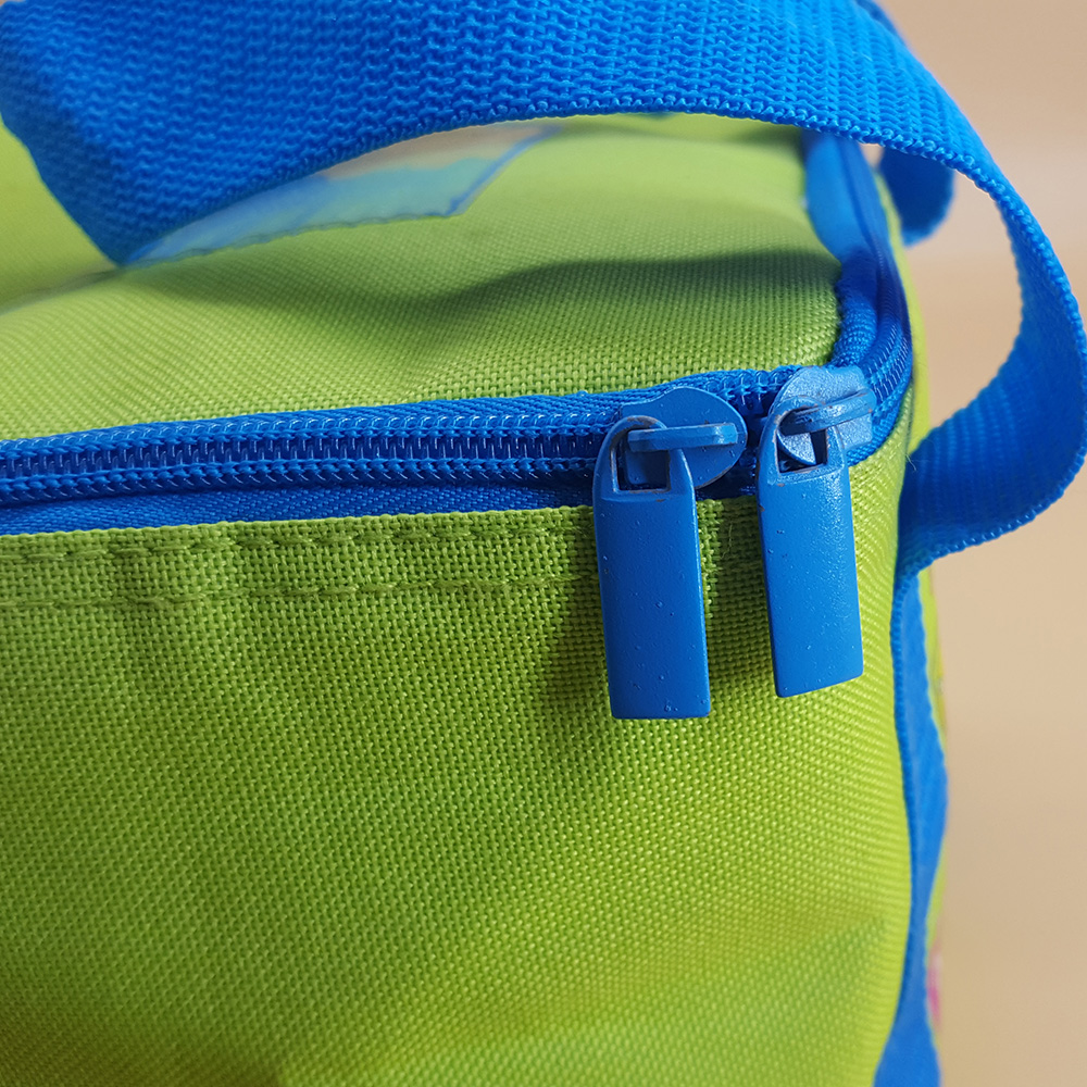 Les enfants d&#39;école fourre-tout transportent le sac de refroidisseur de déjeuner