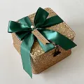 Collezione di scatole in bambù e rattan e cesti regalo intrecciati