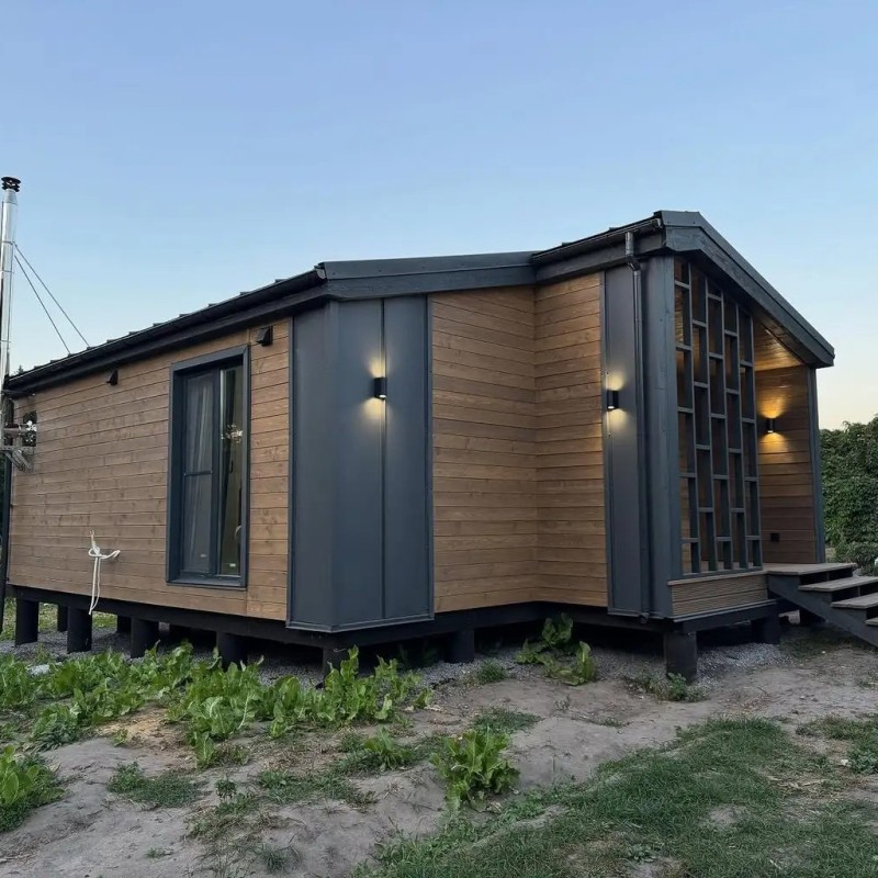 Reconfigurable Foldable House with Expandable Structure