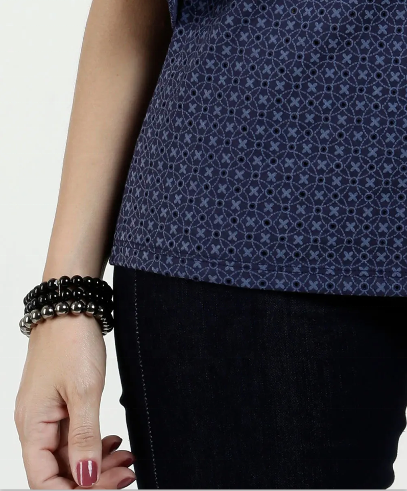 Шифоновая расклешенная блузка с круглым вырезом и дизайнерским топом с короткими рукавами