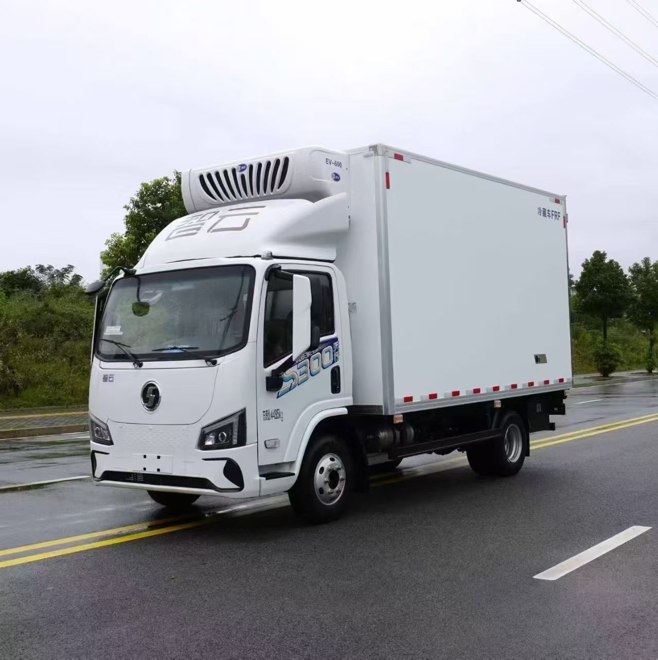 Efficient Cold Chain Transport with Refrigerated Trucks