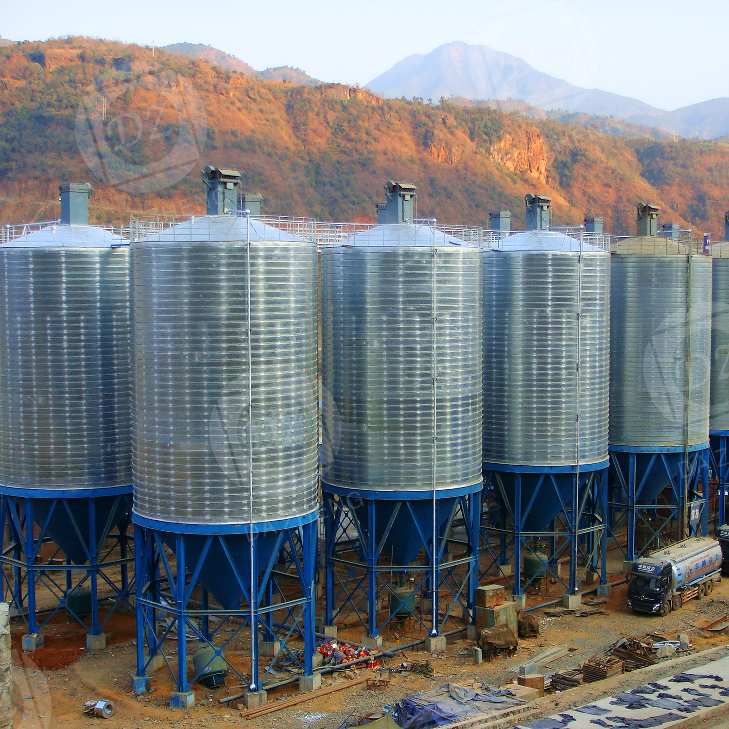Cement mixing silo for road construction