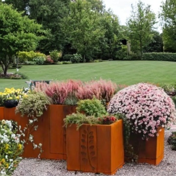 Jardinière en cube en acier altéré