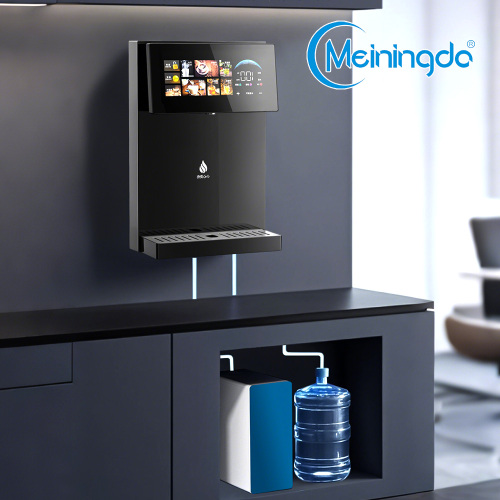 Moderna unità di erogazione dell'acqua con conduttura nera