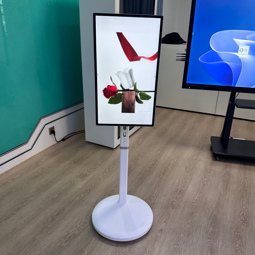 32-inch Android Touch Screen TV oo ku yaal wheels oo leh qaab-dhismeedka moobilka baytari