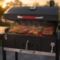 Barbecue au charbon de bois avec étagères latérales et couvercle