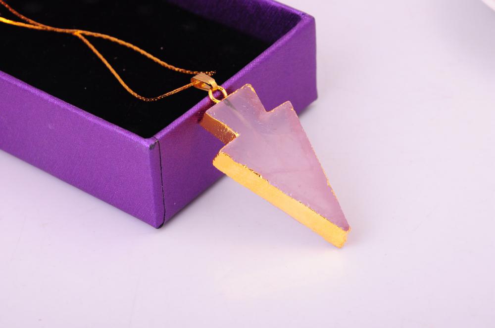 Collier avec pendentif flèche en quartz rose naturel