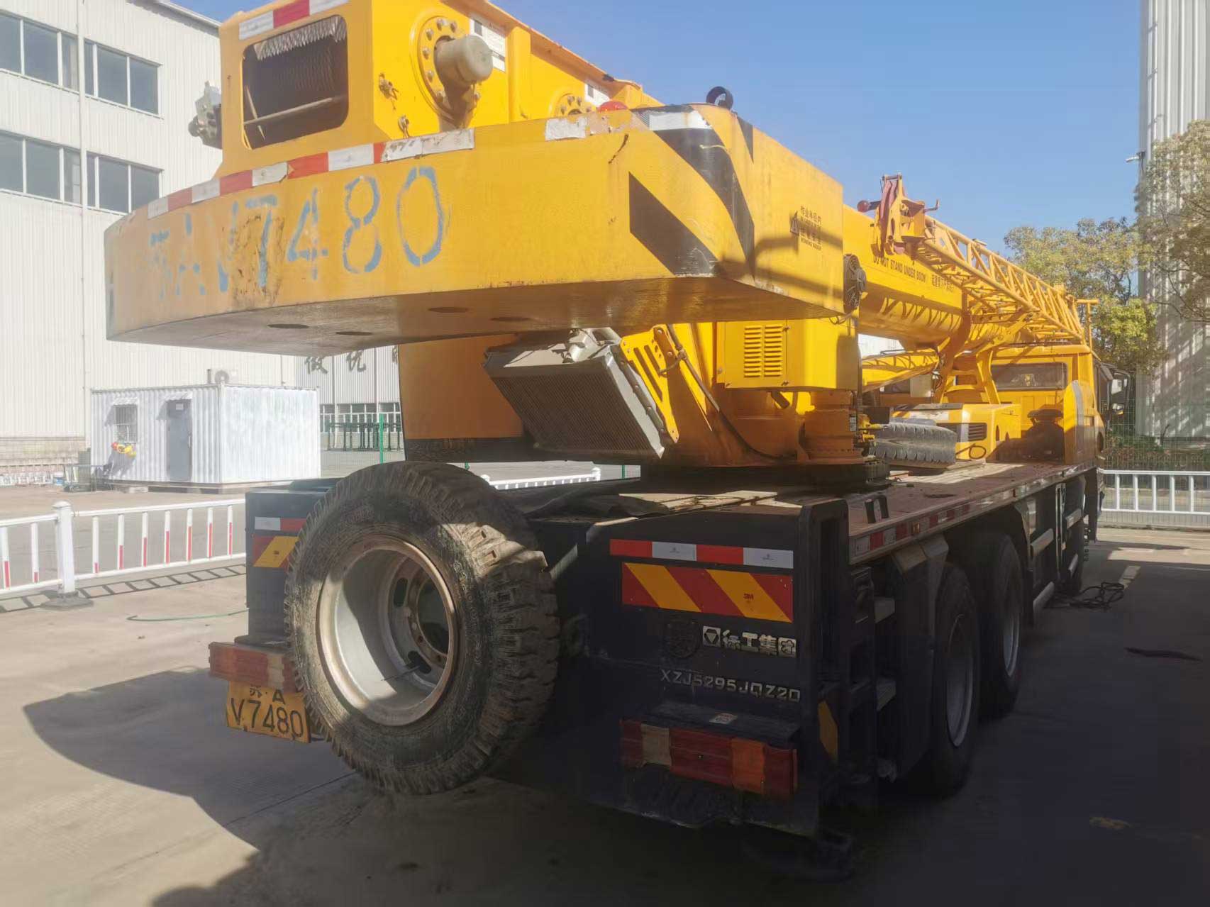 Rear-view-of-used-truck-mounted-crane-XCT20L5 Rear-view-of-used-truck-mounted-crane-XCT20L5
