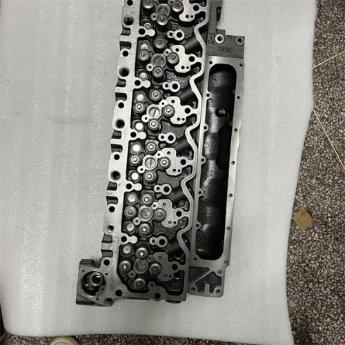 Komatsu Cylinder Head 6137-12-1060 dla silnika S6D105-1QQ