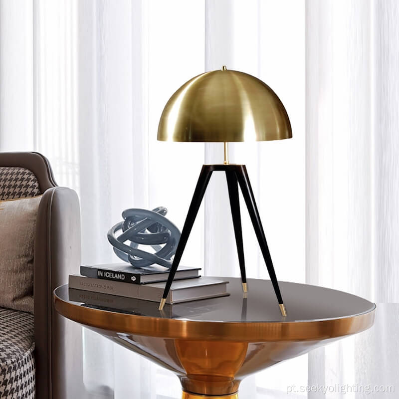 Lâmpada de mesa popular moderna de cúpula dourada de três pernas