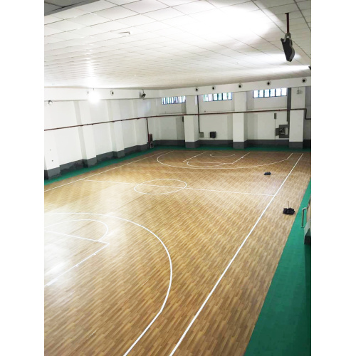 Quadra de basquete poliesportiva com piso esportivo