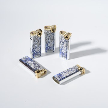 Isqueiro de metal com padrão de crocodilo azul-prata