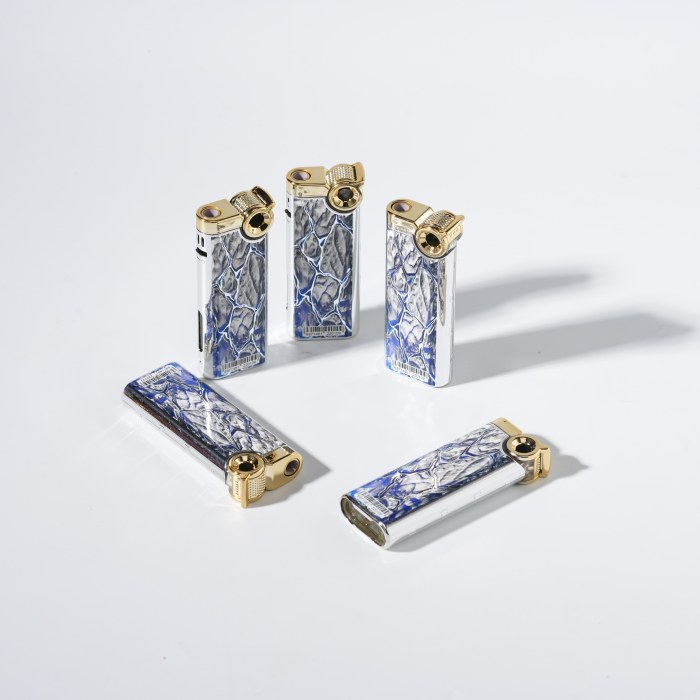 Isqueiro de metal com padrão de crocodilo azul-prata
